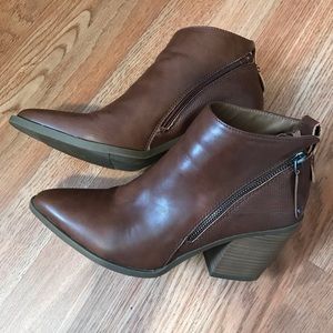Universal thread ankle boots size (9)